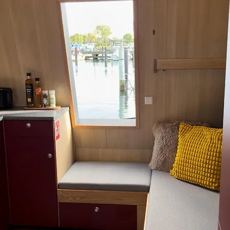 Botel Maduco, Waterfront Krabben *